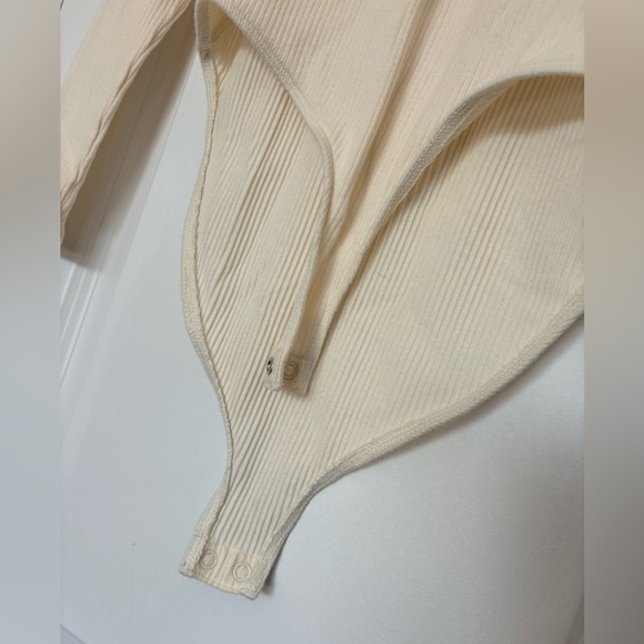 Gap Cream/Beige Ribbed Mock Neck Bodysuit Size Medium - Picture 2 of 5